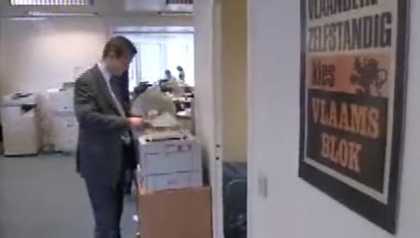 Blok-voorzitter Frank Vanhecke bij de faxmachine