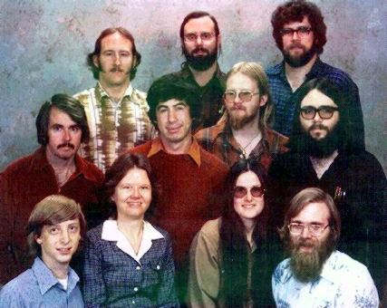 Bill Gates, links onderaan, in het gezelschap van enkele gebuisde schoonmakers